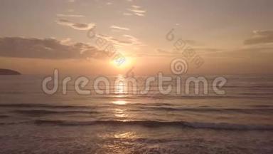 上午日出海水上空夏季海滩无人机观景.. 早晨的天空和大海上五彩缤纷的日出，轮船航行